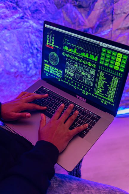 Arbeitsplatz mit Laptop und technischen Skizzen